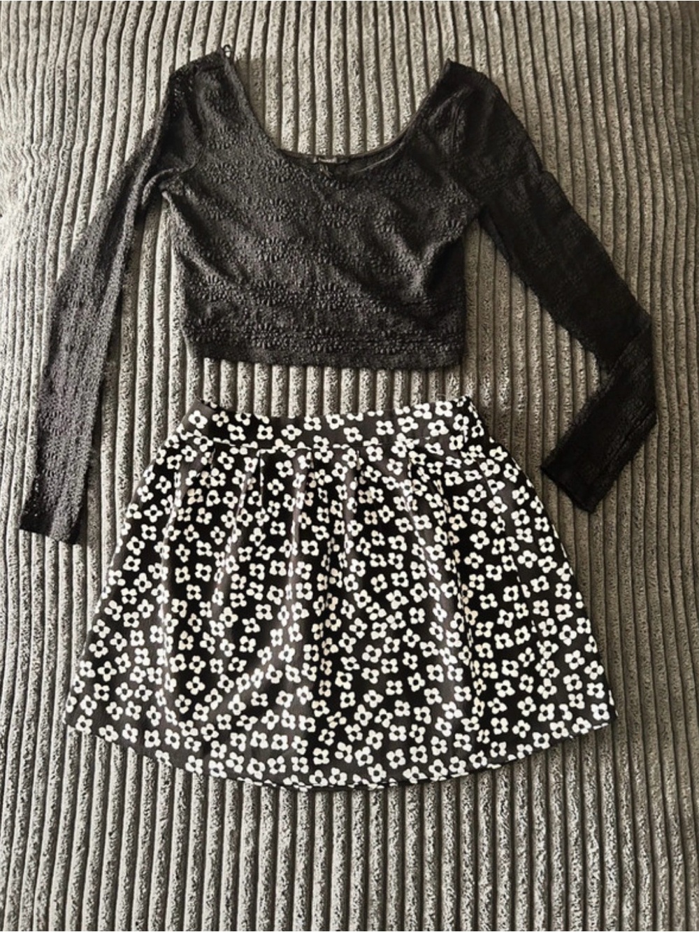 Forever 21 Bundle Set Crop Top & Floral Mini
Skirt Size Medium